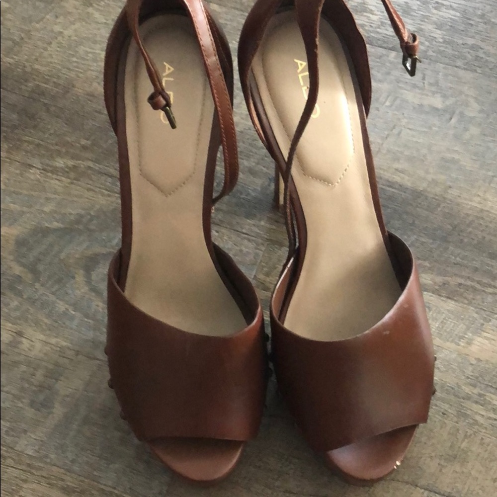 Brown strappy sandals